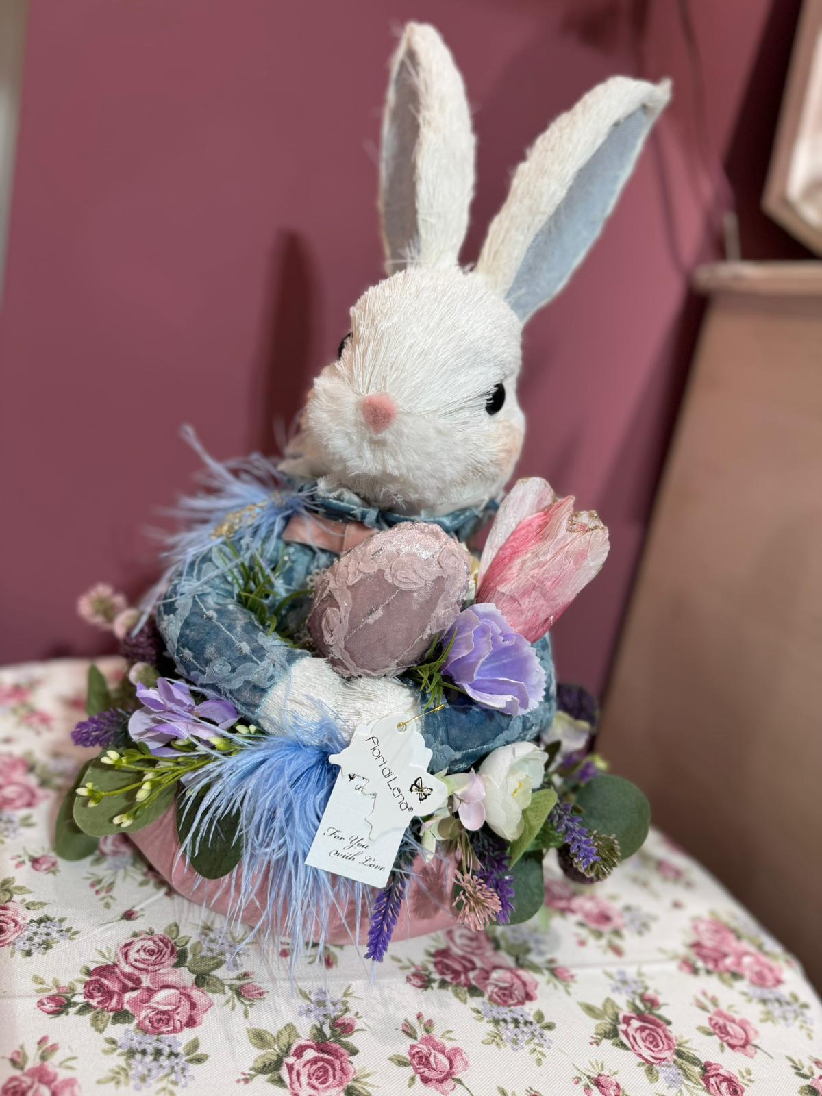 Pouf in velluto con mezzobusto coniglio in paglia con abiti in tessuto - H.44 cm - Fiori di Lena